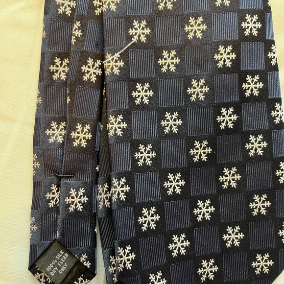 Navy and silver snowflake tie - Picture 3 of 3